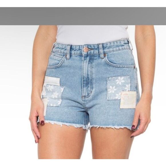 NWT BILLABONG X WRANGLER WOMEN'S HIGH RISE MEDIUM WASH FLORAL SHOWDOWN PATCHWORK - Picture 5 of 7